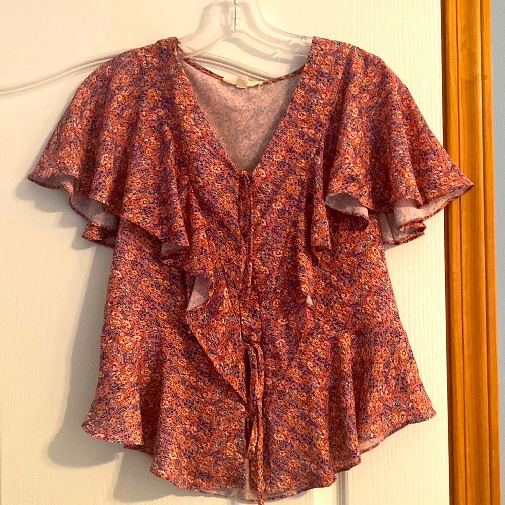 Beautiful floral top with ties at front and peplum waist. Flutter sleeves.